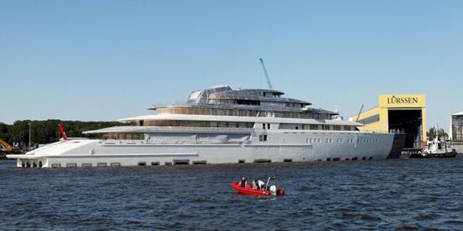 Azzam - dinghying in for a closer look ©  SW